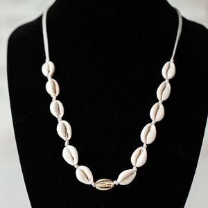 Boho-Style Cowrie Shell Choker Necklace Distinctive Gold Central Shell Jewelry